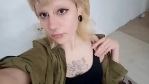 Snapshot of yolondamihara chatting on December 5, 2025, 4:25 pm Lilly online show from December 5, 2025, 4:25 pm