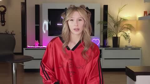 Snapshot of yononeey chatting on November 28, 2025, 3:47 pm Wilma online show from November 28, 2025, 3:47 pm