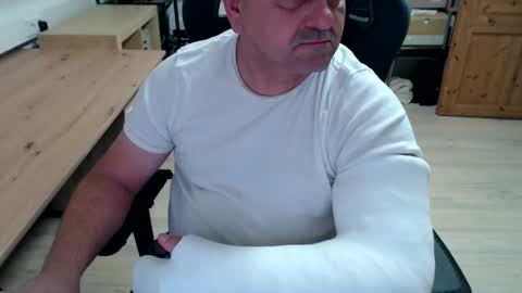 yoschi1976 online show from October 31, 2025, 5:03 pm