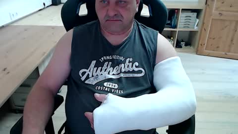 yoschi1976 online show from April 12, 2026, 8:52 am