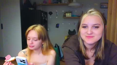 Anna and Luna online show from April 27, 2026, 6:06 pm
