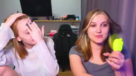 Snapshot of younona chatting on June 6, 2026, 4:44 pm Anna and Luna online show from June 6, 2026, 4:44 pm