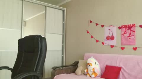 Snapshot of your_tender_doll chatting on June 1, 2026, 11:45 am Alice online show from June 1, 2026, 11:45 am