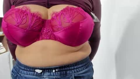 Snapshot of your_victoria chatting on November 25, 2025, 9:15 pm Your Victoria online show from November 25, 2025, 9:15 pm