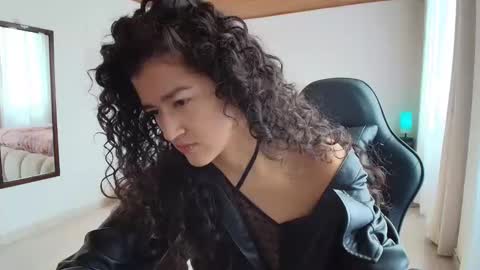 yourdreamgirl2025 online show from November 6, 2025, 3:02 pm