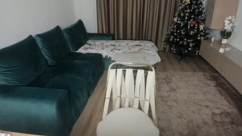 Evelline online show from December 8, 2024, 4:50 pm