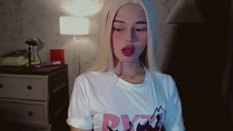 Snapshot of yourfavoratesunshine chatting on November 16, 2025, 4:40 am Sunshine online show from November 16, 2025, 4:40 am