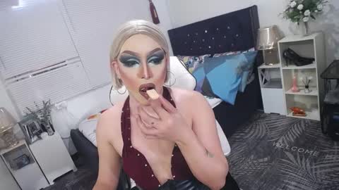 Snapshot of yourlivingonurdream chatting on March 10, 2025, 8:48 am -- online show from March 10, 2025, 8:48 am