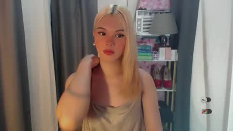 Snapshot of yourlovekylie chatting on June 3, 2026, 4:04 am KYLIE MORE online show from June 3, 2026, 4:04 am