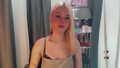 Snapshot of yourlovekylie chatting on June 4, 2026, 7:03 am KYLIE MORE online show from June 4, 2026, 7:03 am