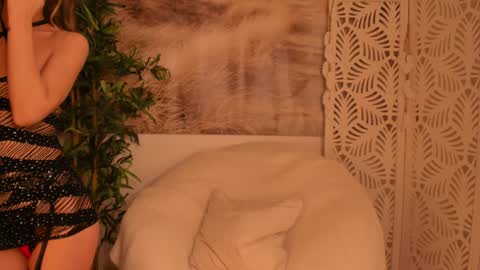 Snapshot of yourmidnightcoffee chatting on January 15, 2025, 10:13 pm Sarah online show from January 15, 2025, 10:13 pm