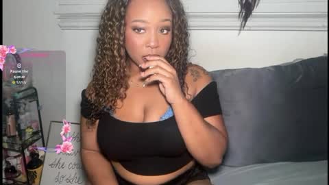 Snapshot of yourmommysilk chatting on August 3, 2026, 4:22 am YOURMOMMY online show from August 3, 2026, 4:22 am