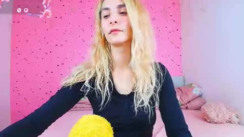 Snapshot of yours_lisa chatting on November 19, 2025, 11:43 am online show from November 19, 2025, 11:43 am