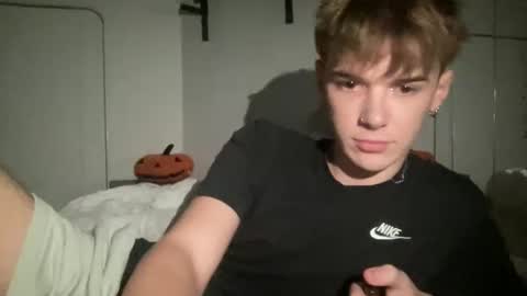 yoursweetyguy online show from December 17, 2025, 3:18 pm