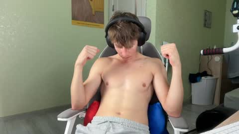 Snapshot of yummyalexxx chatting on May 16, 2026, 4:17 pm Alex online show from May 16, 2026, 4:17 pm