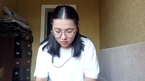 Snapshot of yuonneaquilar chatting on November 15, 2025, 7:27 am Yuna online show from November 15, 2025, 7:27 am