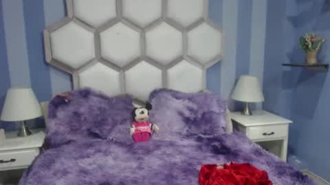 Snapshot of yvi_taylor chatting on June 5, 2026, 12:22 pm yvi online show from June 5, 2026, 12:22 pm