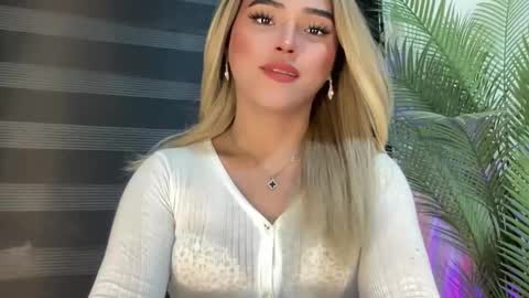 Snapshot of yvonne_guidotti chatting on February 22, 2025, 8:18 am Miss Cali online show from February 22, 2025, 8:18 am