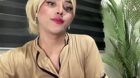 Snapshot of yvonne_guidotti chatting on February 23, 2025, 11:11 am Miss Cali online show from February 23, 2025, 11:11 am