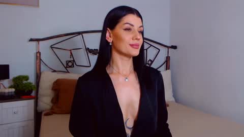 I V Y   online show from February 15, 2025, 9:37 pm