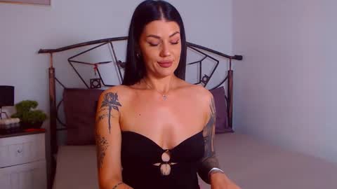 I V Y   online show from September 17, 2025, 7:48 pm