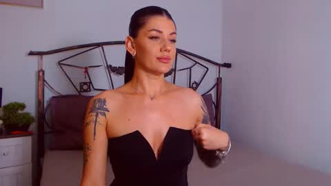 I V Y   online show from September 18, 2025, 7:38 pm