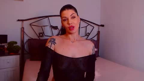 I V Y   online show from November 24, 2025, 6:18 pm