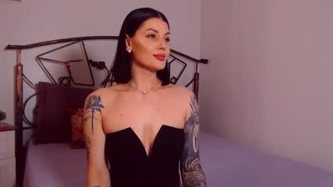 I V Y   online show from April 27, 2026, 8:07 pm
