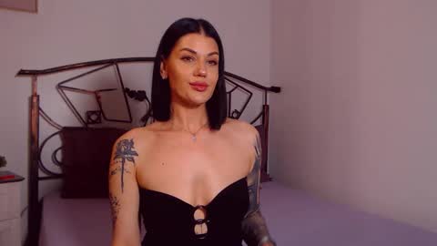 Snapshot of yvonneeverlee chatting on May 20, 2026, 7:53 pm I V Y online show from May 20, 2026, 7:53 pm