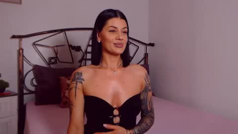 Snapshot of yvonneeverlee chatting on June 13, 2026, 8:18 pm I V Y online show from June 13, 2026, 8:18 pm