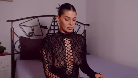 Snapshot of yvonneeverlee chatting on June 16, 2026, 7:49 pm I V Y online show from June 16, 2026, 7:49 pm