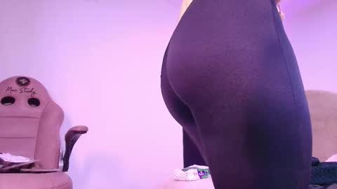 Snapshot of z_zoe_ chatting on November 28, 2025, 3:09 am Zoe online show from November 28, 2025, 3:09 am