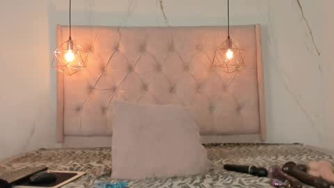 ZAMIRA online show from December 4, 2025, 1:42 pm