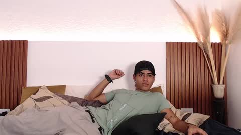 Snapshot of zander_2120 chatting on December 21, 2024, 5:51 pm Zander online show from December 21, 2024, 5:51 pm