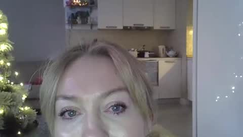 Snapshot of zarinaswift chatting on December 23, 2024, 7:49 am Zarina Swift online show from December 23, 2024, 7:49 am