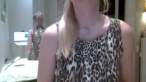 Snapshot of zarinaswift chatting on January 9, 2025, 4:30 am Zarina Swift online show from January 9, 2025, 4:30 am