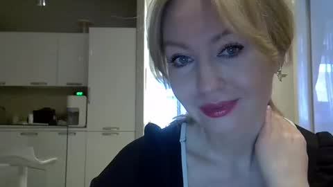 Snapshot of zarinaswift chatting on February 10, 2025, 4:41 am Zarina Swift online show from February 10, 2025, 4:41 am