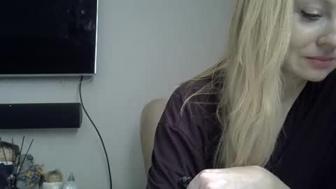 Snapshot of zarinaswift chatting on February 12, 2025, 8:59 am Zarina Swift online show from February 12, 2025, 8:59 am