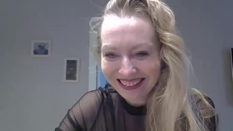 Snapshot of zarinaswift chatting on October 8, 2025, 4:43 am Zarina Swift online show from October 8, 2025, 4:43 am