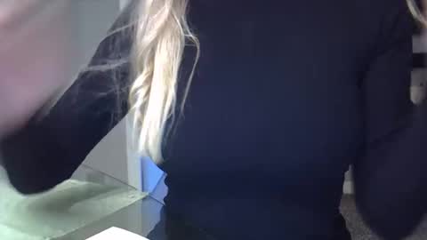 Snapshot of zarinaswift chatting on November 4, 2025, 11:09 am Zarina Swift online show from November 4, 2025, 11:09 am