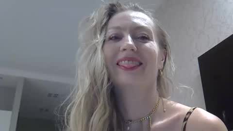 Snapshot of zarinaswift chatting on November 15, 2025, 12:02 pm Zarina Swift online show from November 15, 2025, 12:02 pm