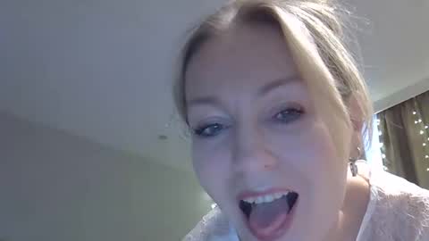 Snapshot of zarinaswift chatting on November 21, 2025, 4:33 am Zarina Swift online show from November 21, 2025, 4:33 am