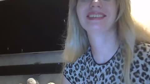 Snapshot of zarinaswift chatting on November 29, 2025, 10:40 am Zarina Swift online show from November 29, 2025, 10:40 am