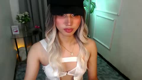 zelainalovetocum online show from February 17, 2025, 6:37 pm