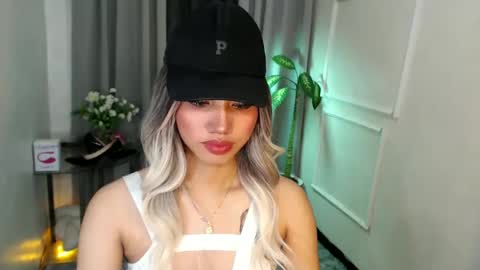 zelainalovetocum online show from March 3, 2025, 5:50 pm