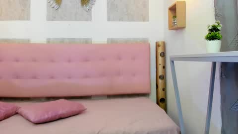 ZHAMIRA  ANDRES online show from January 10, 2026, 8:54 pm