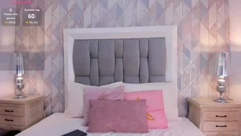 zharia_lux25 online show from May 15, 2026, 11:39 am