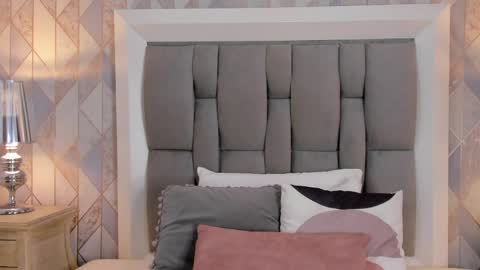 zharia_lux25 online show from May 29, 2026, 11:41 am