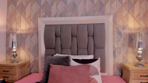 zharia_lux25 online show from May 31, 2026, 11:39 am