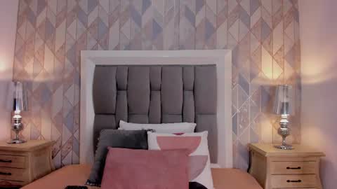 zharia_lux25 online show from June 14, 2026, 11:34 am